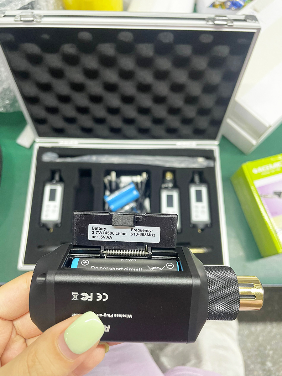 RT-1Dual Plug-On Wireless Audio Transmitters and Receivers for PA Speakers