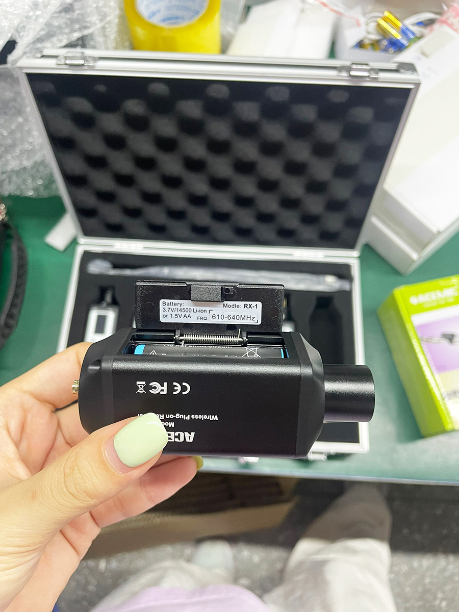RT-1Dual Plug-On Wireless Audio Transmitters and Receivers for PA Speakers