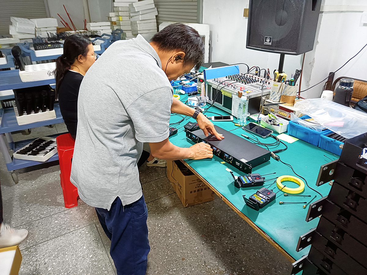 EM-D04 Four Channel Wireless In-Ear Monitor System